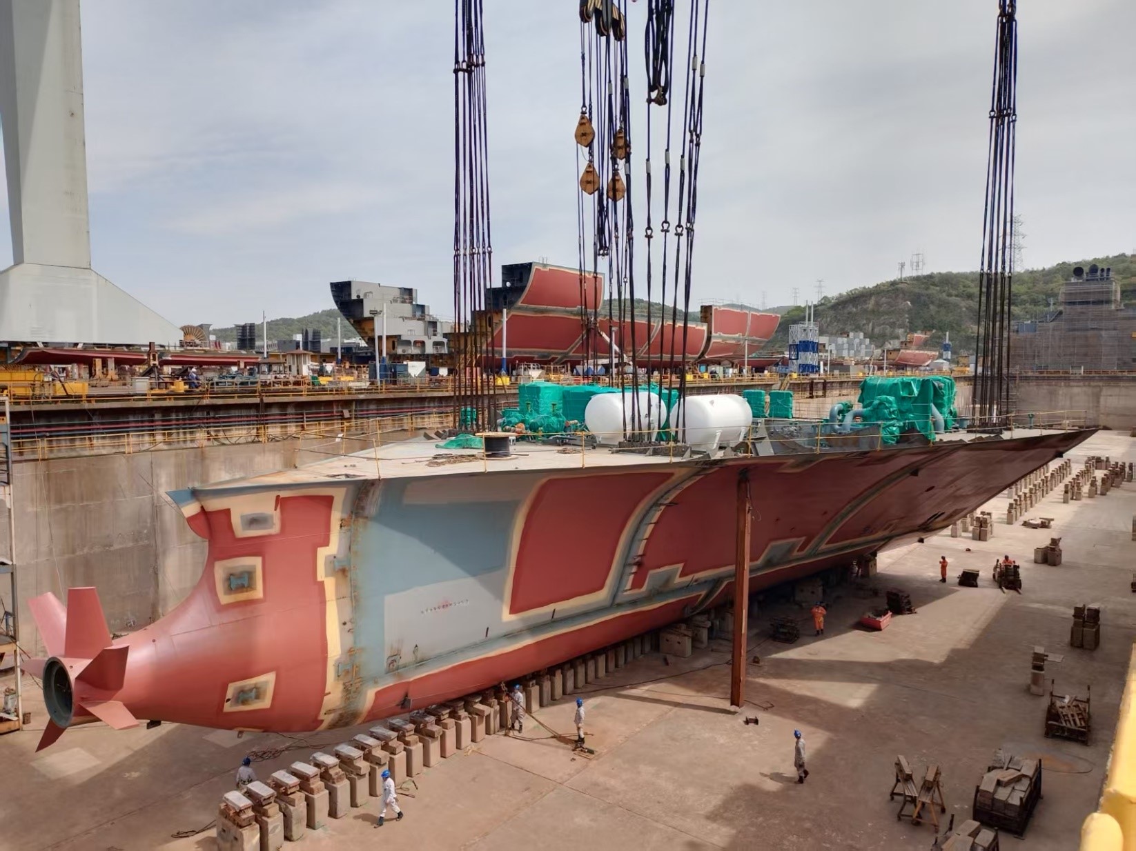 常石造船中國(guó)基地，以全球首艘甲醇燃料 5900TEU 型集裝箱運(yùn)輸船挑戰(zhàn)嶄新的未來(lái)